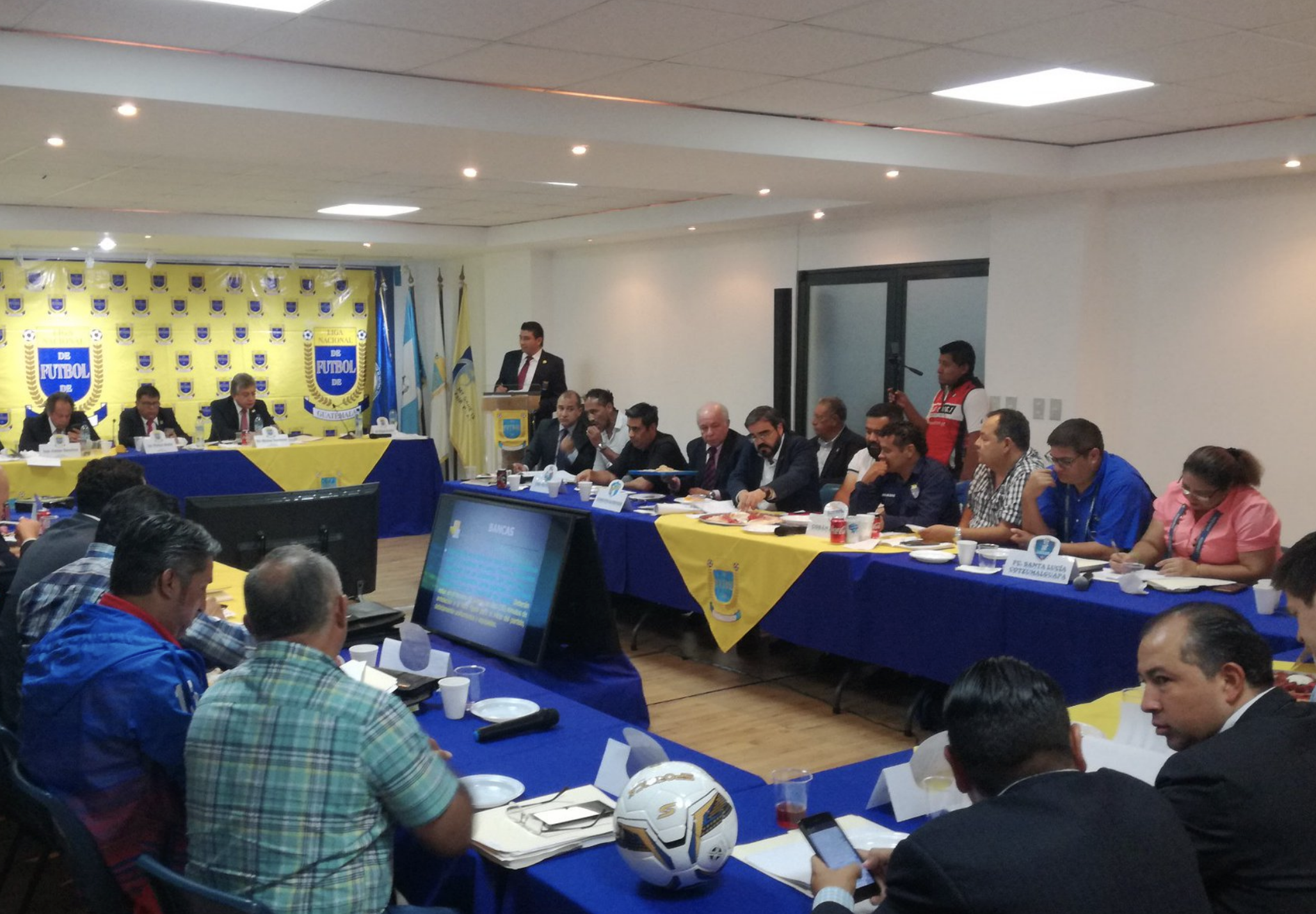 Los representantes de los clubes de la Liga Nacional durante la Asamblea que se llevó a cabo este miércoles 12 de junio. (Foto Prensa Libre: Luis López) 