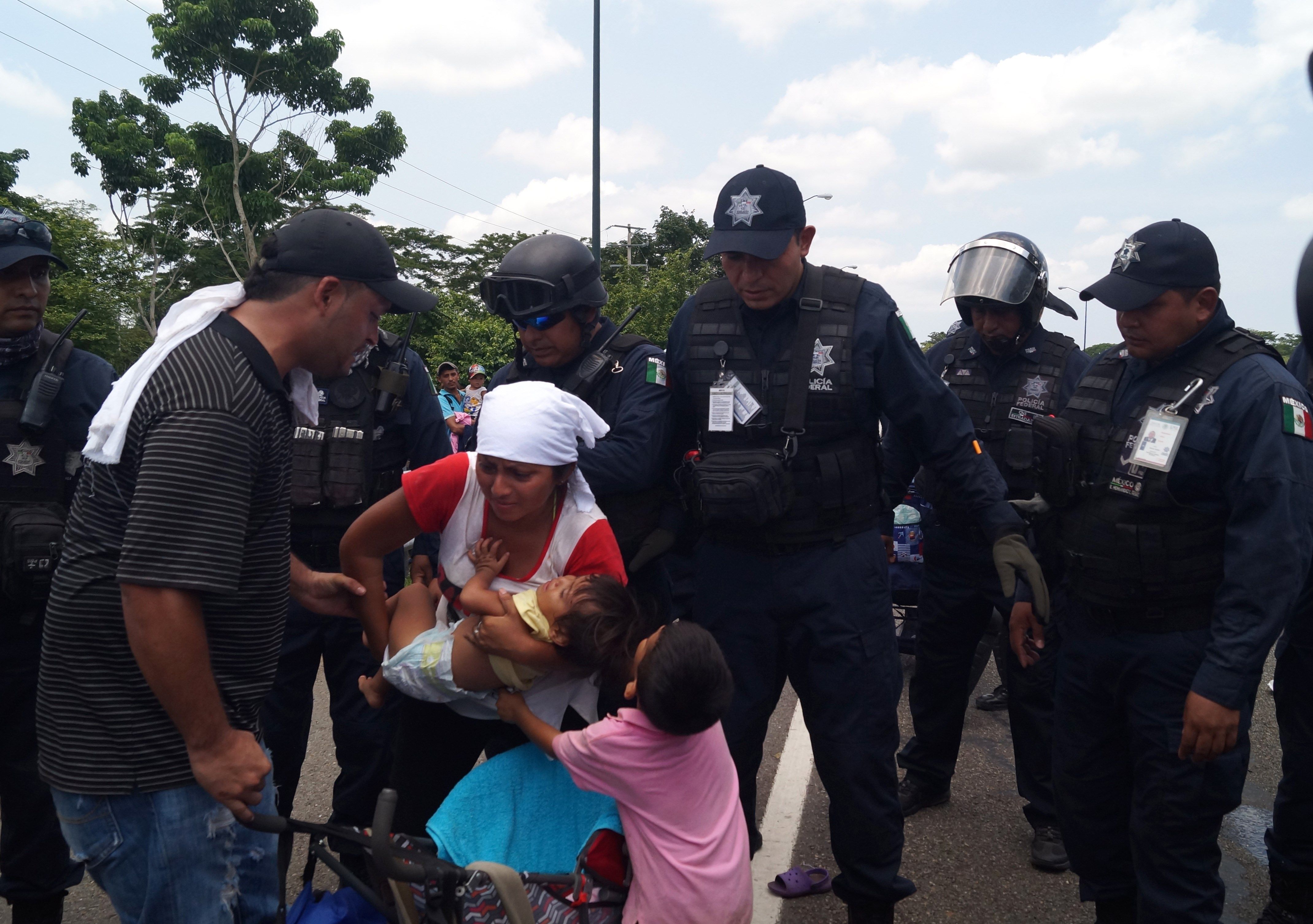 Ante la mirada aterrada de sus hijos, una migrante centroamericana es capturada por agentes mexicanos en Tapachula, México. (Foto Prensa Libre: EFE)