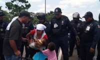 Ante la mirada aterrada de sus hijos, una migrante centroamericana es capturada por agentes mexicanos en Tapachula, México. (Foto Prensa Libre: EFE)