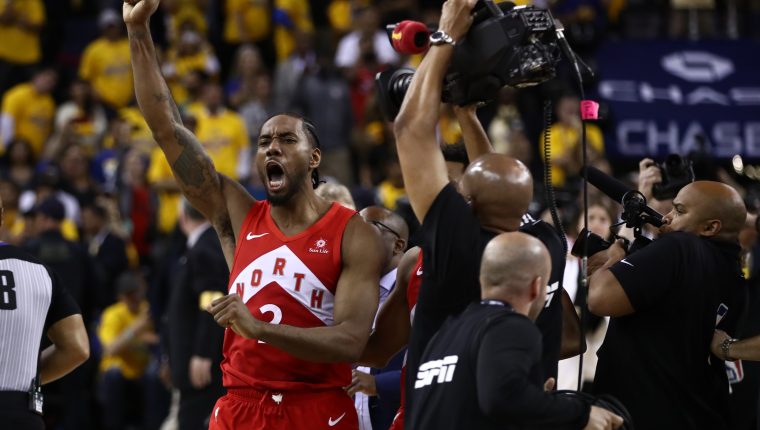 OAKLAND, CALIFORNIA - JUNE 13: Kawhi Leonard #2 of the Toronto Raptors celebrates his teams win over the Golden State Warriors in Game Six to win the 2019 NBA Finals at ORACLE Arena on June 13, 2019 in Oakland, California. NOTE TO USER: User expressly acknowledges and agrees that, by downloading and or using this photograph, User is consenting to the terms and conditions of the Getty Images License Agreement.   Ezra Shaw/Getty Images/AFP
== FOR NEWSPAPERS, INTERNET, TELCOS & TELEVISION USE ONLY ==