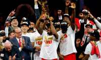 OAKLAND, CALIFORNIA - JUNE 13: Kawhi Leonard #2 of the Toronto Raptors celebrates with the Larry O'Brien Championship Trophy after his team defeated the Golden State Warriors to win Game Six of the 2019 NBA Finals at ORACLE Arena on June 13, 2019 in Oakland, California. NOTE TO USER: User expressly acknowledges and agrees that, by downloading and or using this photograph, User is consenting to the terms and conditions of the Getty Images License Agreement.   Lachlan Cunningham/Getty Images/AFP (Photo by Lachlan Cunningham / GETTY IMAGES NORTH AMERICA / AFP)