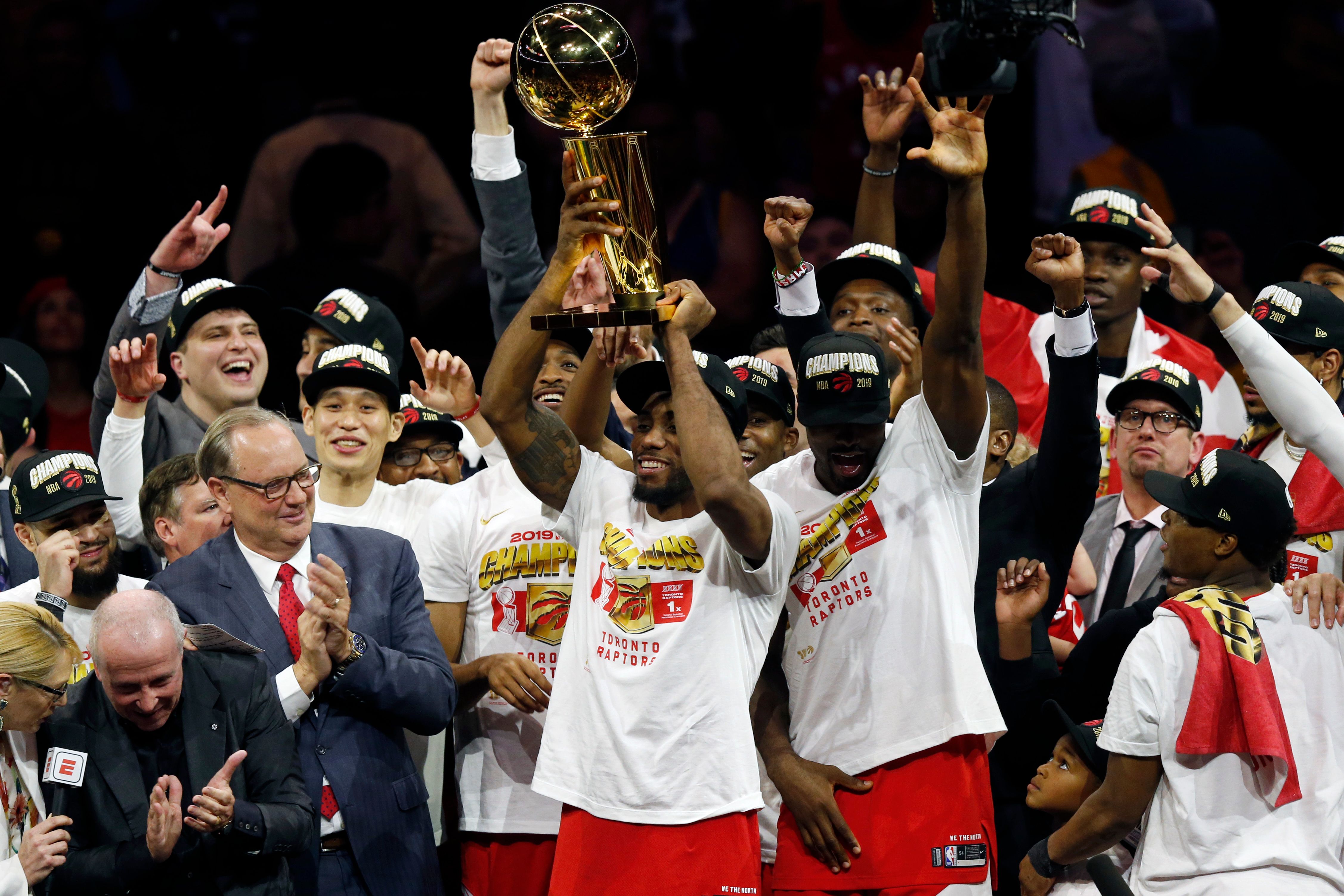 Jugadores de los Raptors de Toronto levantan la copa que los acredita como campeones de la NBA 2019. (Foto Prensa Libre: AFP).