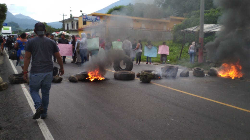 Pobladores inconformes con los resultados de las elecciones electorales, queman llantas en el km 174 de la ruta Cito Zarco. (Foto Prensa Libre: Rolando Miranda)