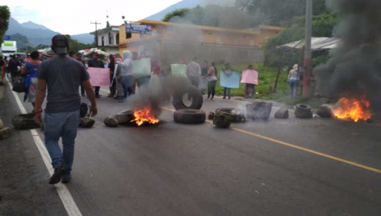 Pobladores inconformes con los resultados de las elecciones electorales, queman llantas en el km 174 de la ruta Cito Zarco. (Foto Prensa Libre: Rolando Miranda)