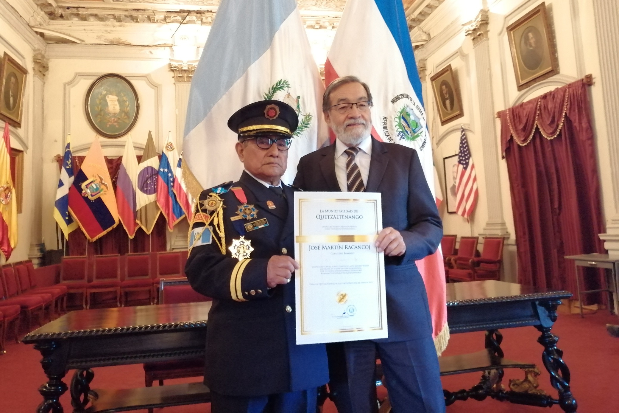 José Martín Racancoj recibió un diploma que lo acredita como Ciudadano Distinguido de Quetzaltenango. (Foto Prensa Libre: María Longo) 