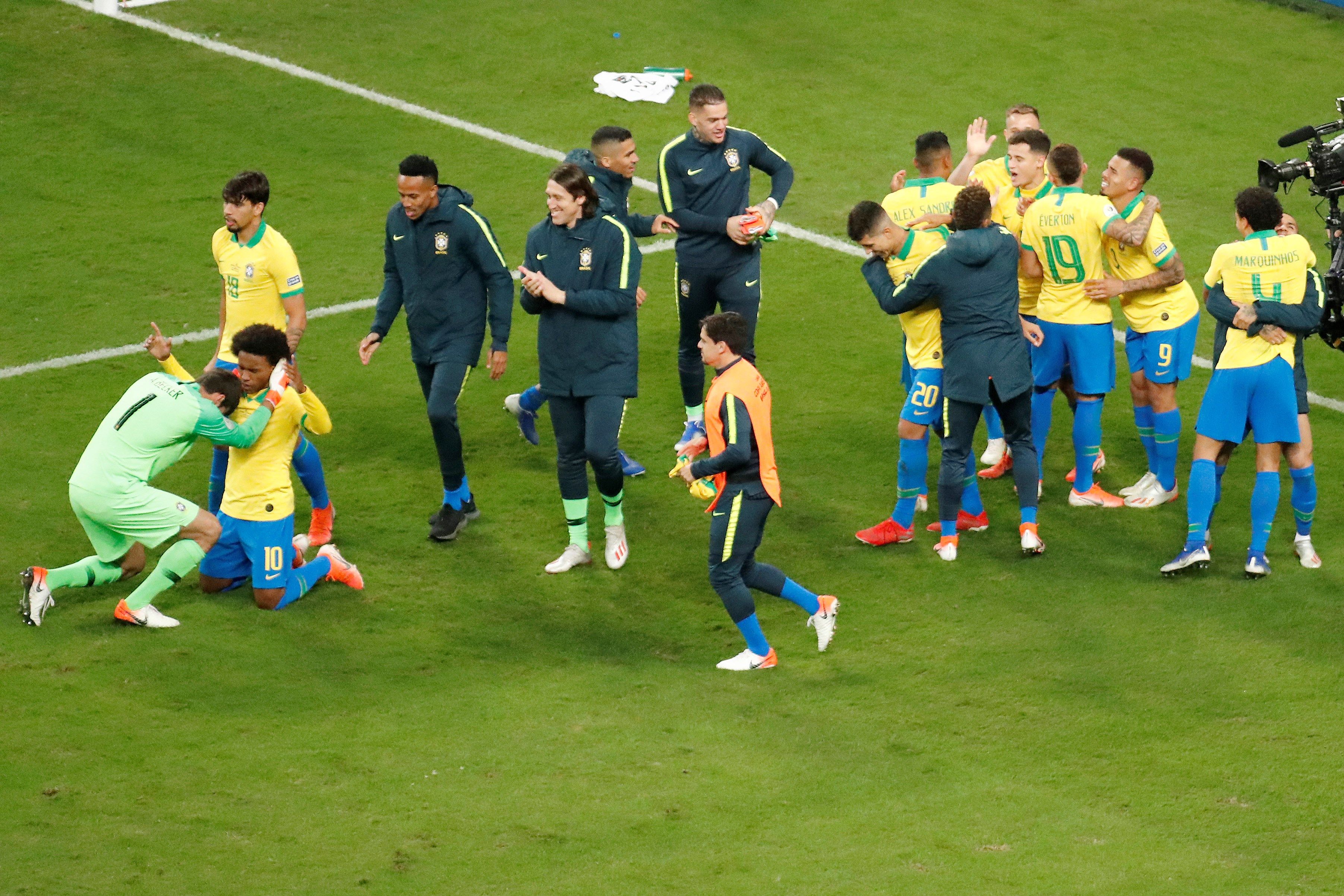Jugadores de Brasil festejan al ganar en la serie de tiros penaltis, durante el partido contra Paraguay de cuartos de final de la Copa América en el Estadio Arena do Grêmio. (Foto Prensa Libre: EFE).