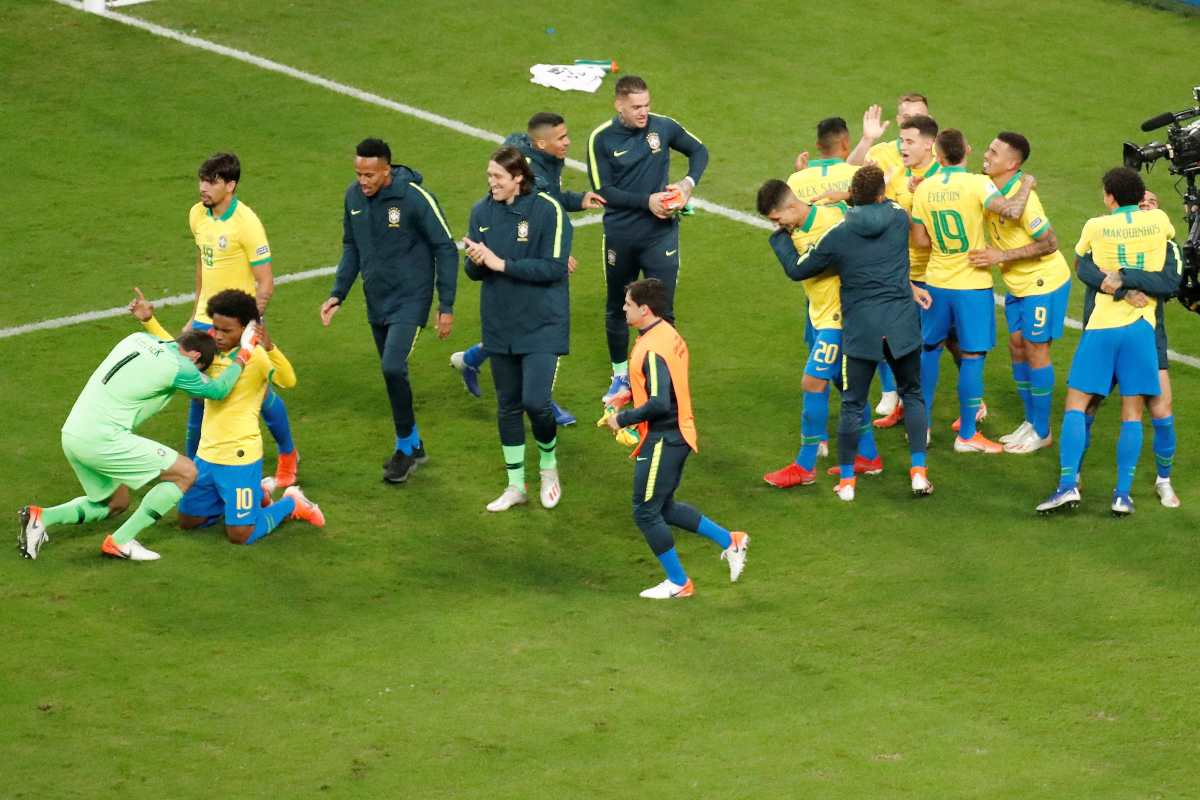 Brasil rompe el maleficio y se clasifica a semis, tras vencer a Paraguay