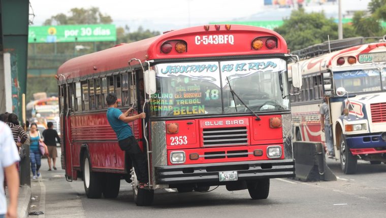 Ensayos del funcionamiento de los protocolos sanitarios para evitar la propagación del coronavirus también se harán en los buses rojos. (Prensa Libre: Hemeroteca PL)