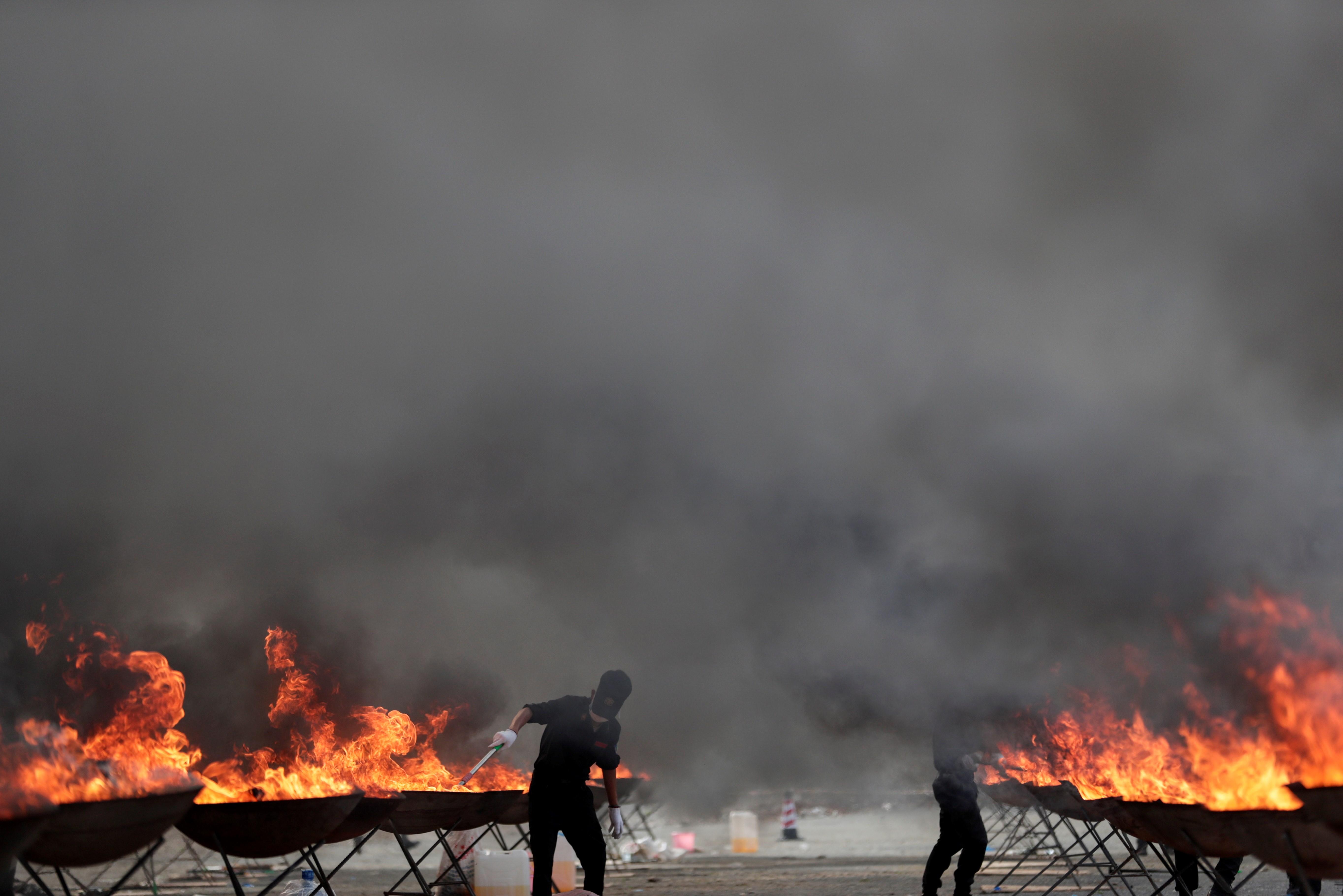 Policías queman varias pilas de drogas en Birmania. (Foto Prensa Libre: EFE)