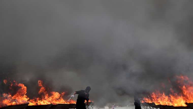 Policías queman varias pilas de drogas en Birmania. (Foto Prensa Libre: EFE)