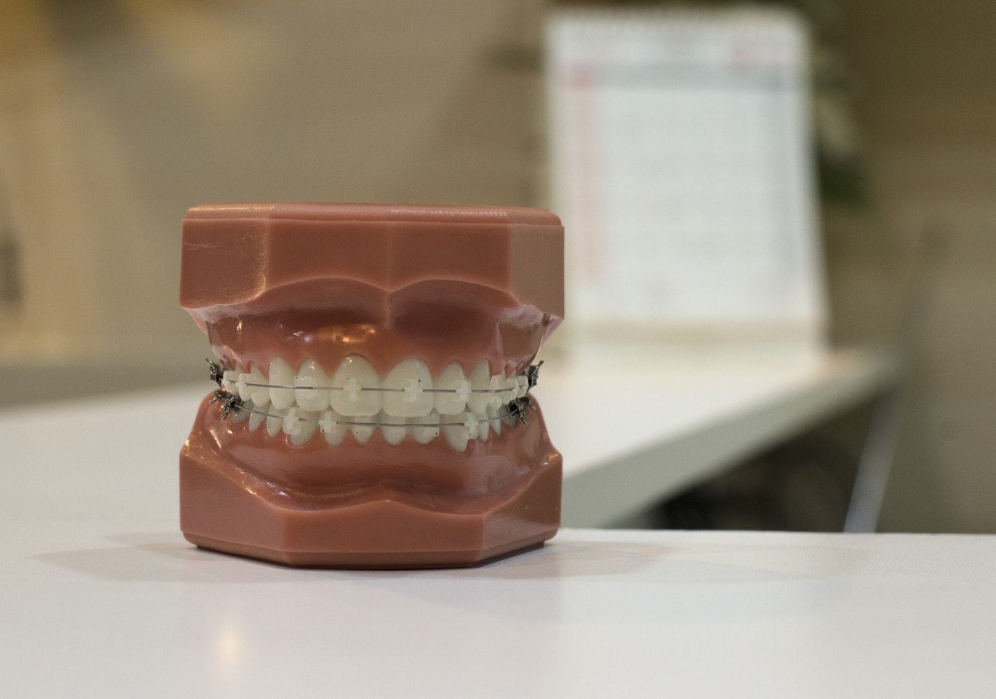 Los frenos o brackets también son necesarios para tener una mejor salud gastrointestinal, pues si no se tiene la mordida correcta, el paciente no puede deglutir los alimentos de la manera adecuada. (Foto Prensa Libre: Shutterstock)