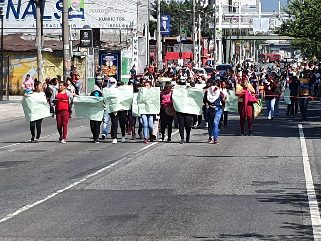 Manifestación en la Calzada Roosevelt se dirige a El Trébol. (Foto Prensa Libre: La Red).