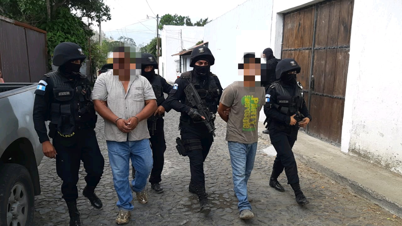 Dos de los presuntos secuestradores capturados en Antigua Guatemala. (Foto Prensa Libre: PNC). 


