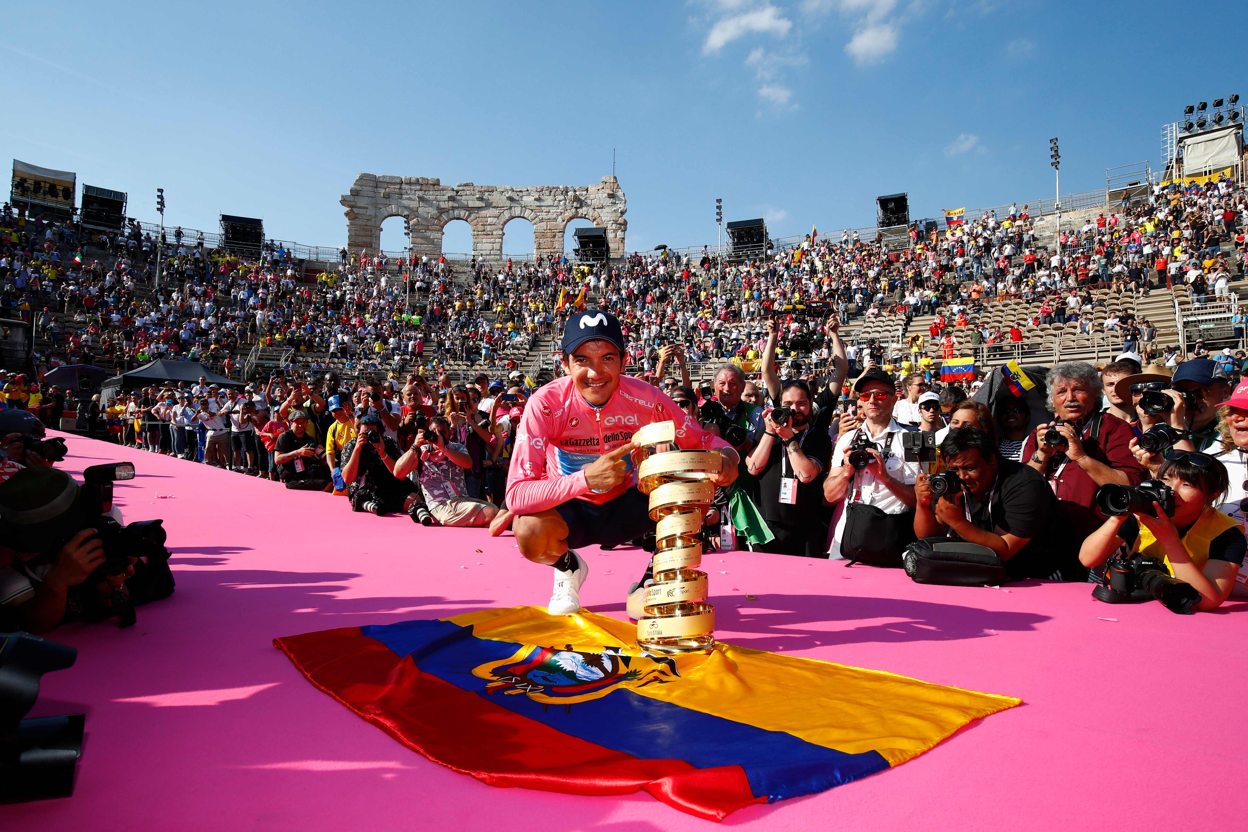 El ecuatoriano Richard Carapaz (Movistar) rompió todos los pronósticos anteriores a la disputa del Giro de Italia al convertirse este domingo en Verona en el primer ciclista de su país en ganar una Gran Vuelta por etapas (Foto Prensa Libre: AFP)