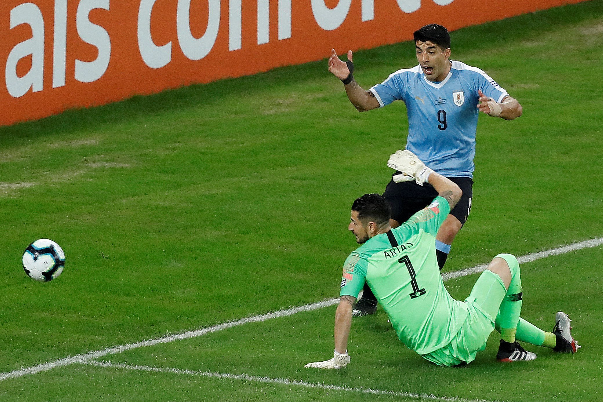 El arquero de Chile Gabriel Arias disputa el balón con Luis Suárez de Uruguay. (Foto Prensa Libre: EFE)