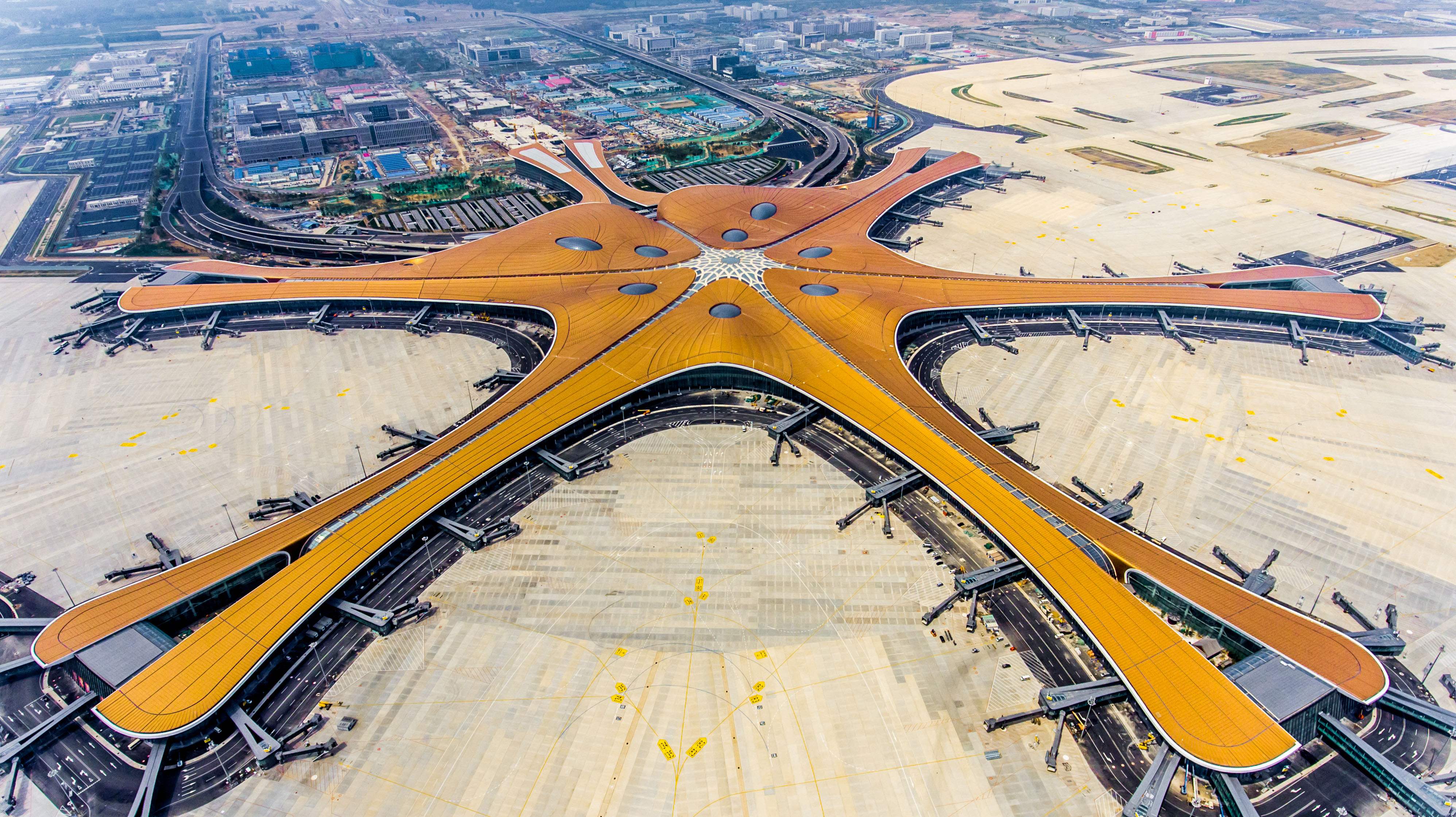 El nuevo Aeropuerto Internacional de Pekín – Daxing se asemeja a una enorme estrella de mar brillante, con el que se pretende acomodar el creciente tráfico aéreo en China. (Foto Prensa Libre: AFP)