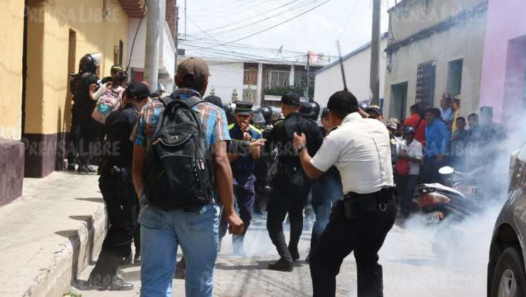 Pobladores de La Unión inconformes con resultados de las alecciones se enfrentan a la PNC. (Foto Prensa Libre: Mario Morales). 