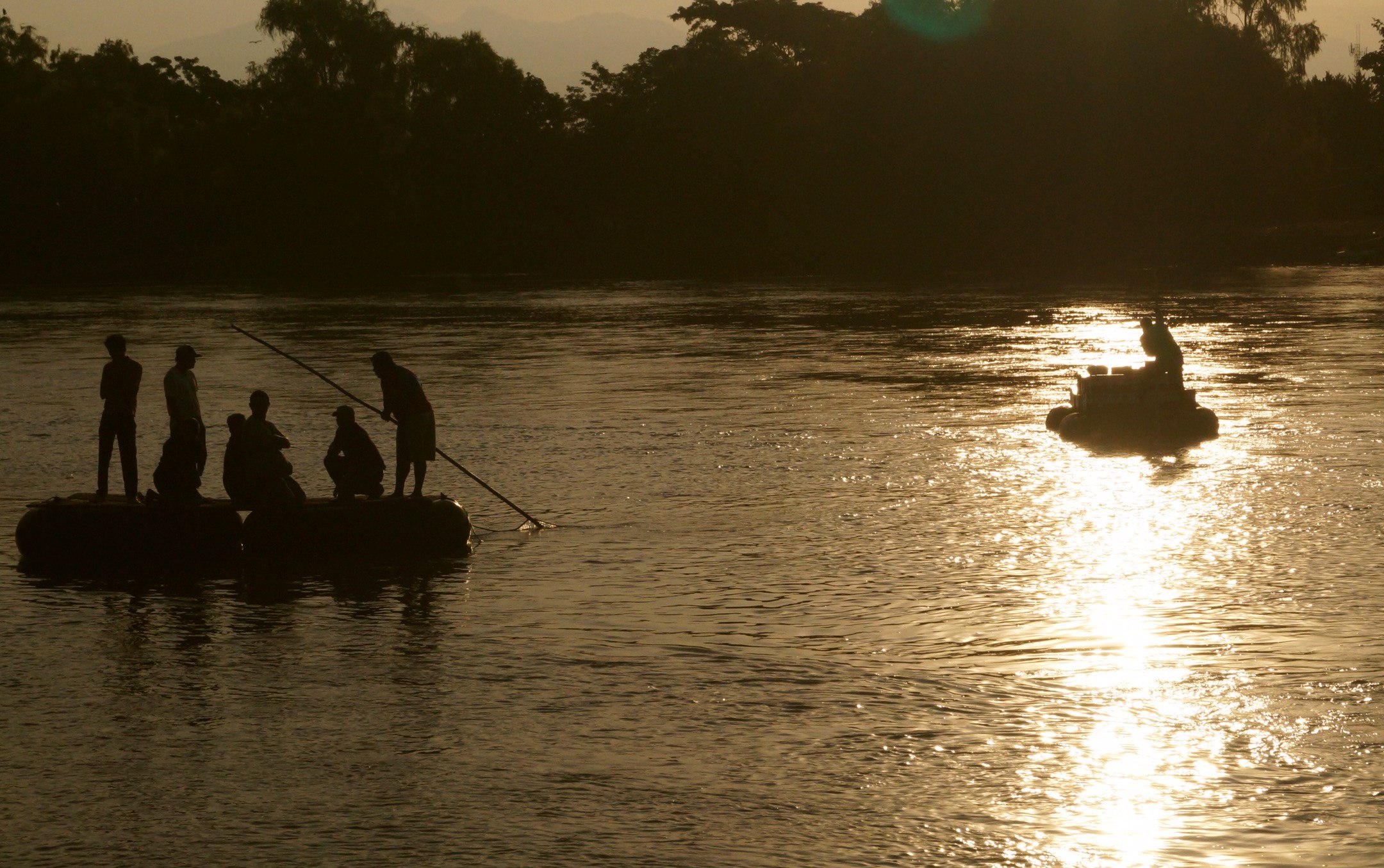 El río Suchiate, entre México y Guatemala, es uno de los puntos más utilizados por los migrantes centroamericanos en su paso hacia EE. UU. (Foto Prensa Libre: EFE)