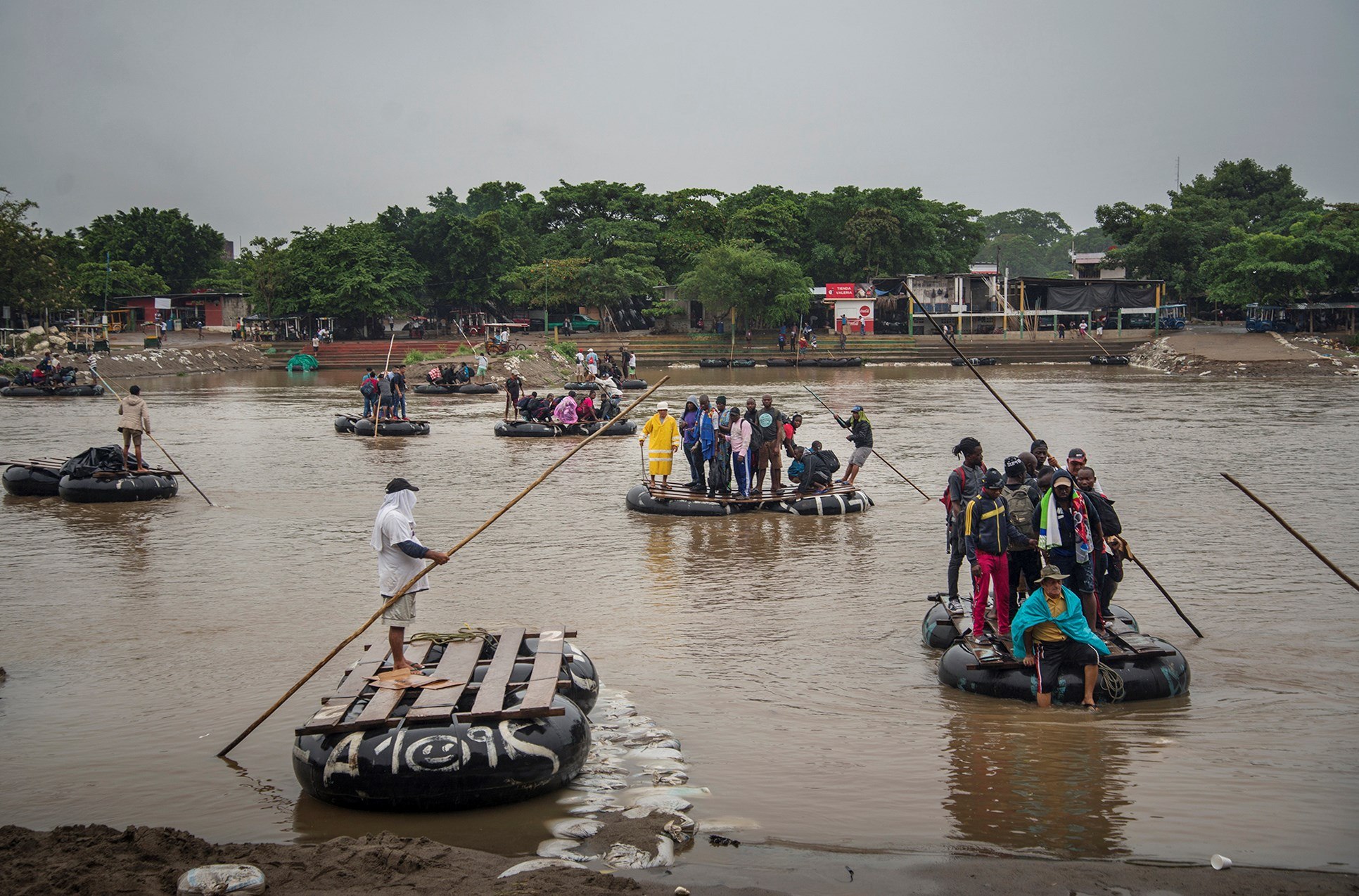 Migrantes cruzan el río Suchiate, en Chiapas, México, el 31 de mayo de 2019. (Foto Prensa Libre: EFE).