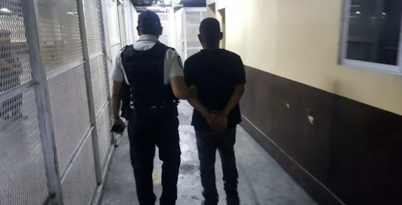 Según abogados las principales detenciones durante la noche buena se debe al abuso en el consumo de licor.  (Foto Prensa Libre: Twitter PNCdeGuatemala)