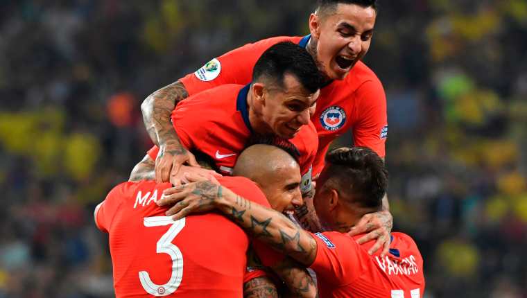 Los jugadores de Chile, celebran el triunfo después de vencer a Colombia por la vía de los penaltis. (Foto Prensa Libre: AFP)