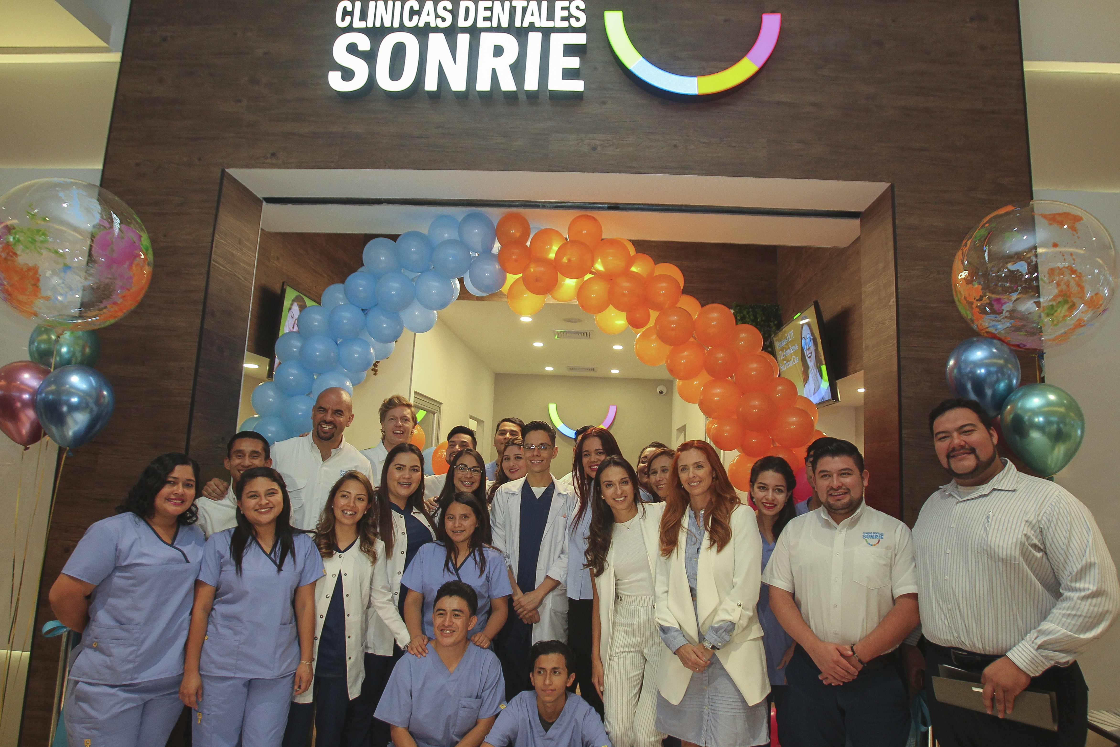 Personal administrativo de Sonríe estuvo presente en la apertura de la clínica en el comercial Parque Las Américas. Foto cortesía Clínicas Sonríe.