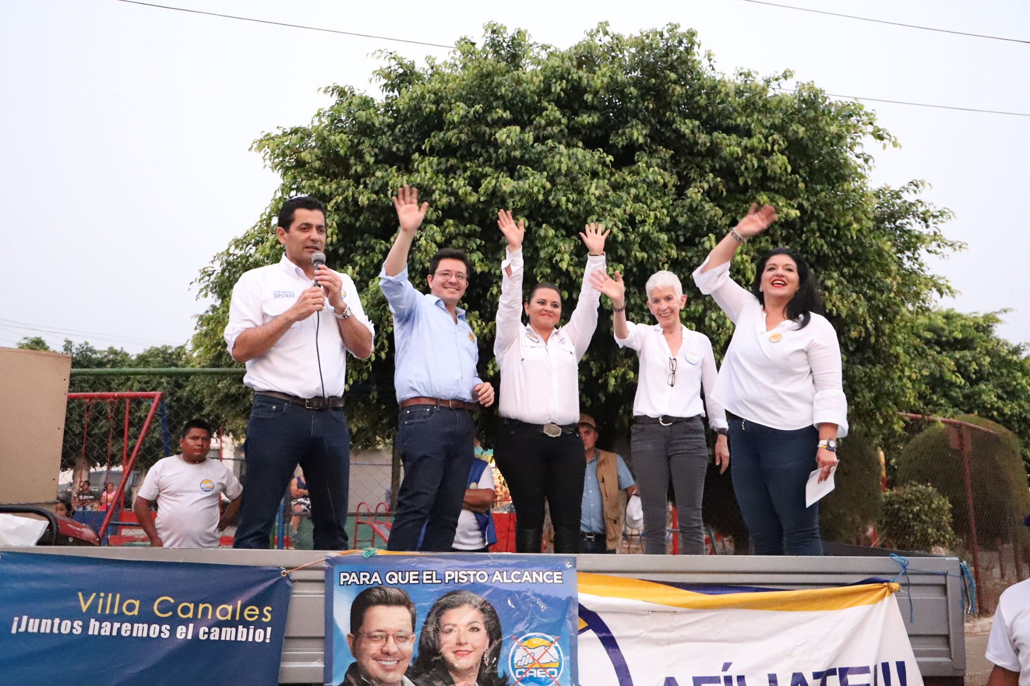 Julio Héctor Estrada expresidenciable de Creo saluda junto a diputados electos y reelectos de lesa agrupación a simpatizantes durante un mitin de campaña electoral.  (Foto Prensa Libre: Cortesía) 