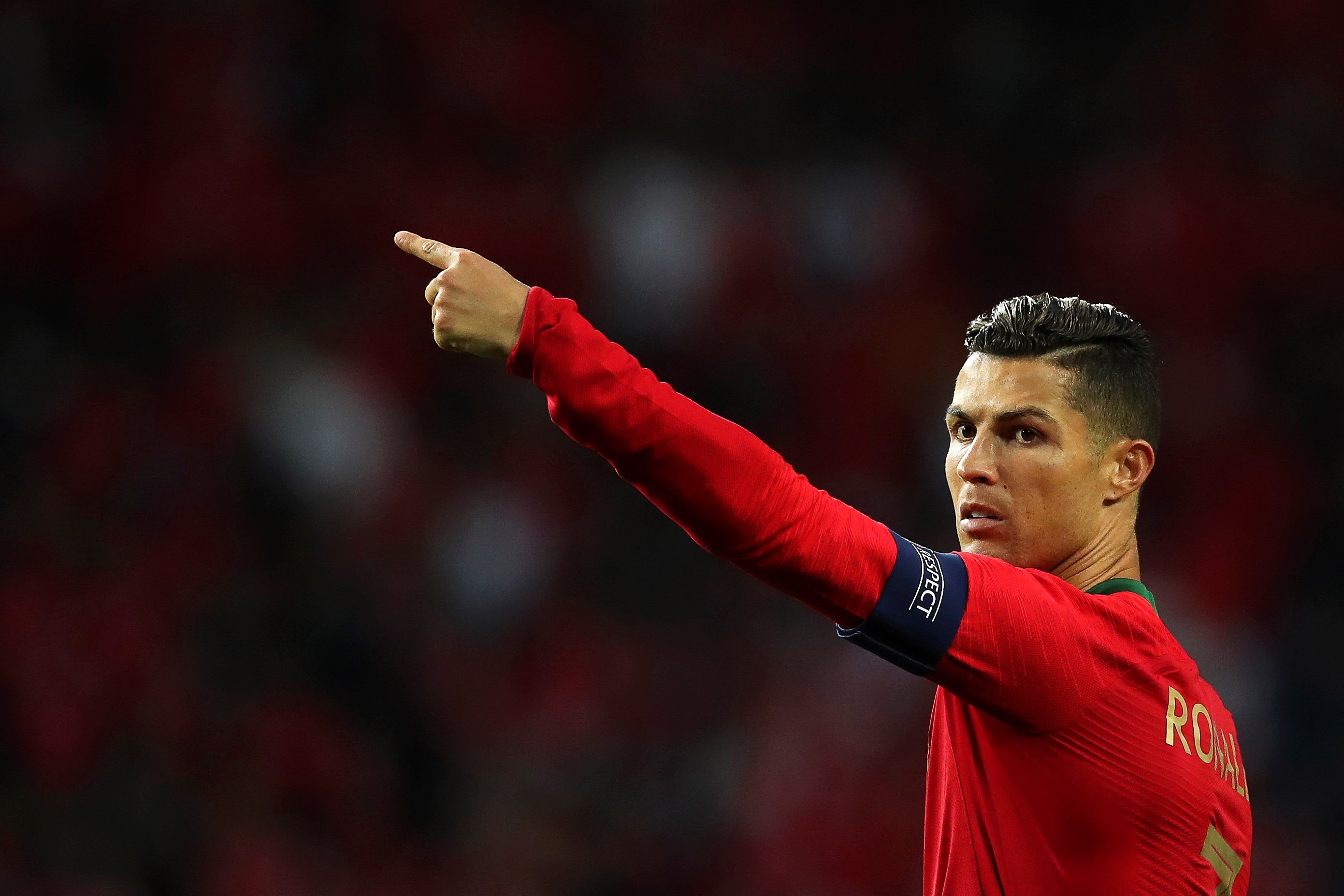 Cristiano Ronaldo de Portugal señala durante la semifinal de la Liga de Naciones de la UEFA entre Portugal y Suiza. (Foto Prensa Libre: EFE)
