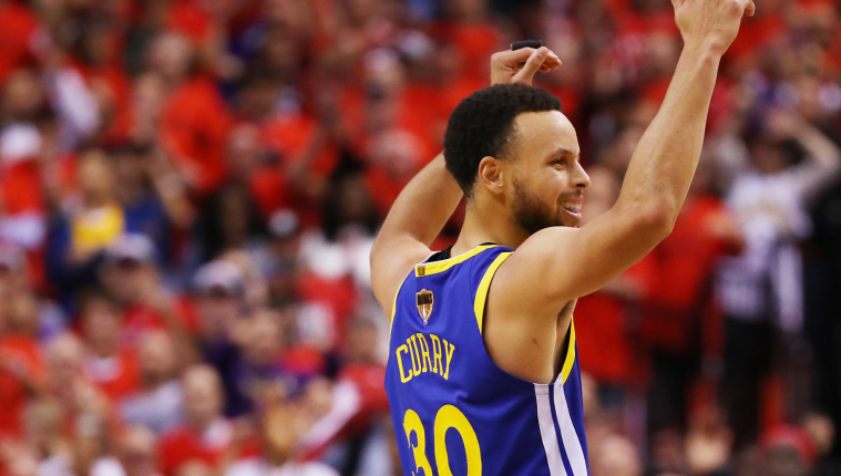 Stephen Curry fue determinante para que los Warriors ganaran el quinto partido de la NBA. (Foto Prensa Libre: AFP)
