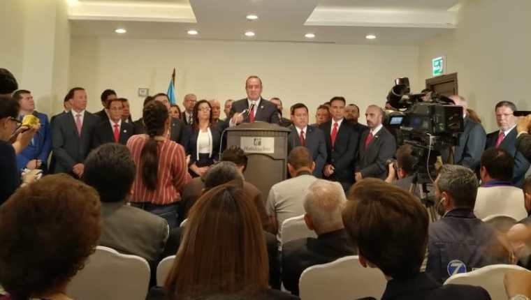Alejandro Giammattei presenta a su posible equipo de gobierno. (Foto Prensa Libre: @DrGiammattei).