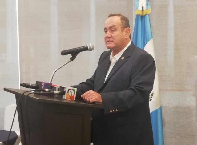 Alejandro Giammattei, presidenciable del partido Vamos, durante la conferencia de prensa.  (Foto Prensa Libre: Andrea Orozco).