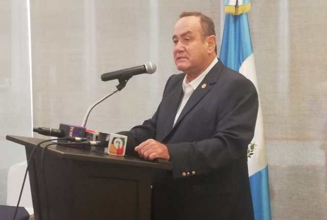 Alejandro Giammattei, presidenciable del partido Vamos, durante la conferencia de prensa.  (Foto Prensa Libre: Andrea Orozco).