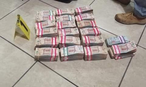 Parte del dinero decomisado en San Rafael Petzal, Huehuetenango. (Foto Prensa Libre: PNC).