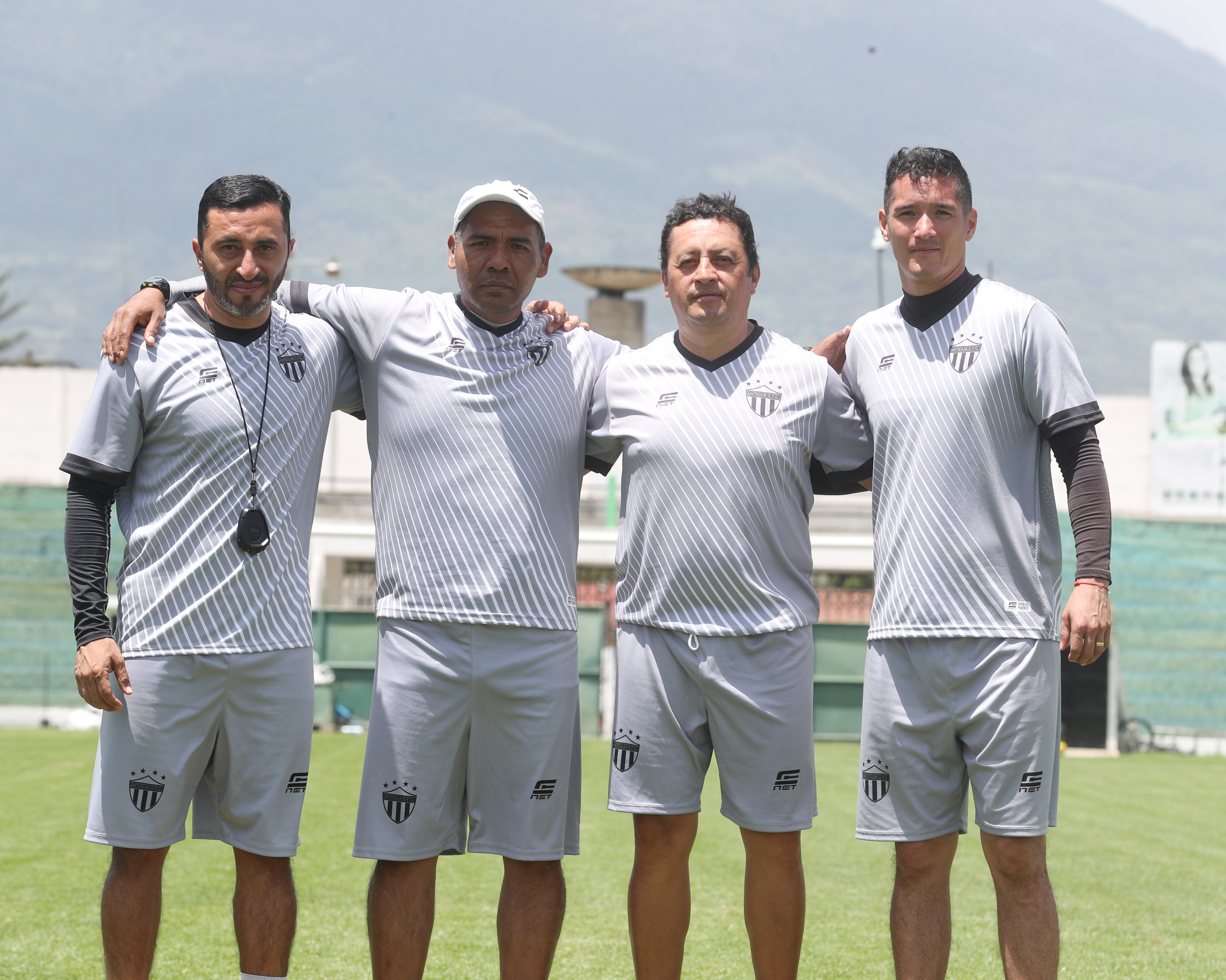 Los mexicanos César Ángeles, José Reyes, Roberto Montoya y Néstor García forman el nuevo cuerpo técnico de Antigua GFC (Foto Prensa Libre: Edwin Fajardo)