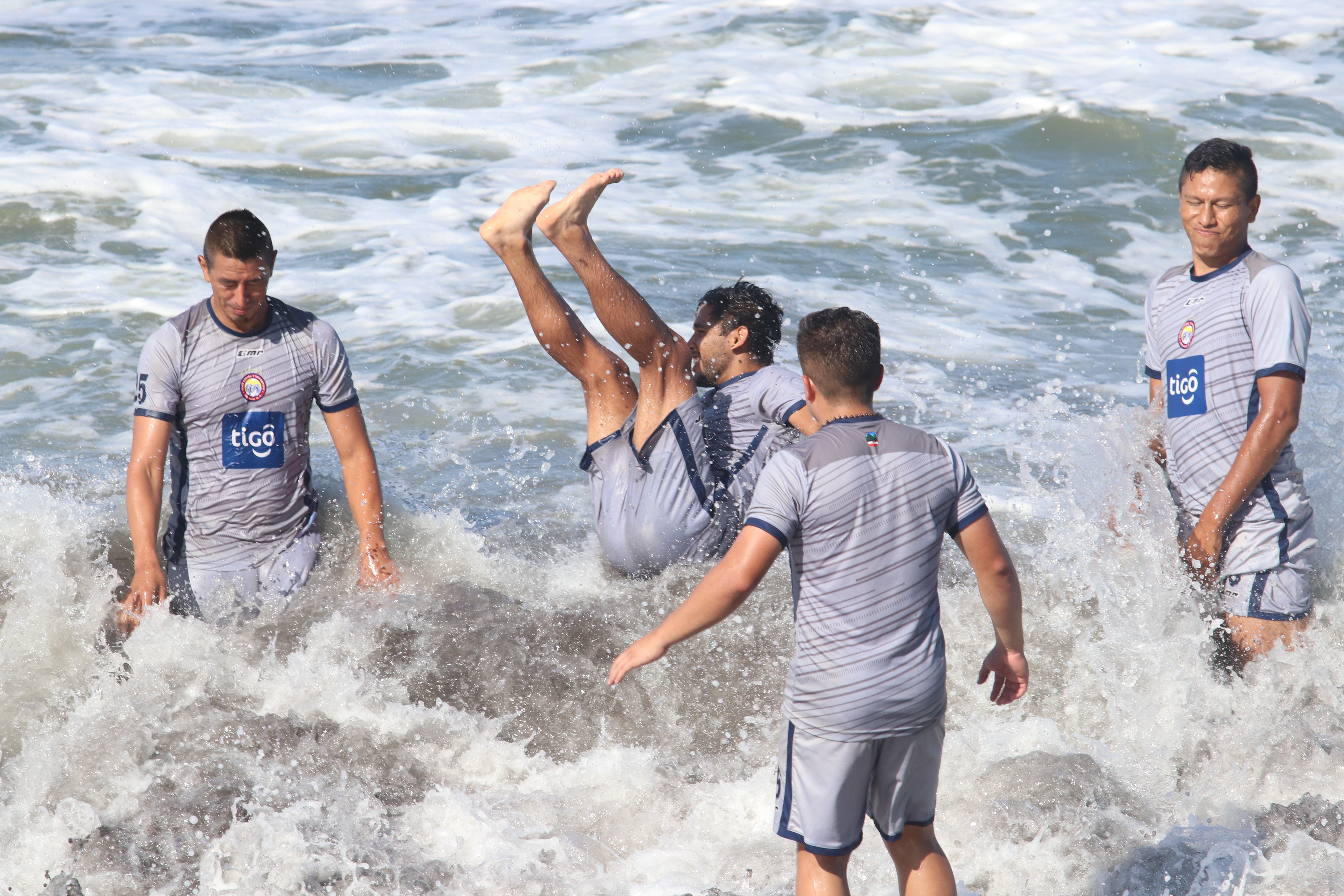 En el último día de trabajos los jugadores tuvieron un momento para nadar a la orilla del mar. (Foto Prensa Libre: Raúl Juárez)