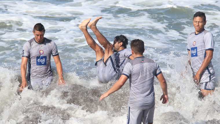 En el último día de trabajos los jugadores tuvieron un momento para nadar a la orilla del mar. (Foto Prensa Libre: Raúl Juárez)