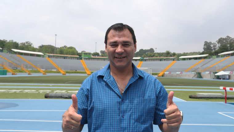 Mauricio Tapia, técnico de Comunicaciones, está feliz de compartir más con la familia. (Foto Prensa Libre: Hemeroteca PL)
