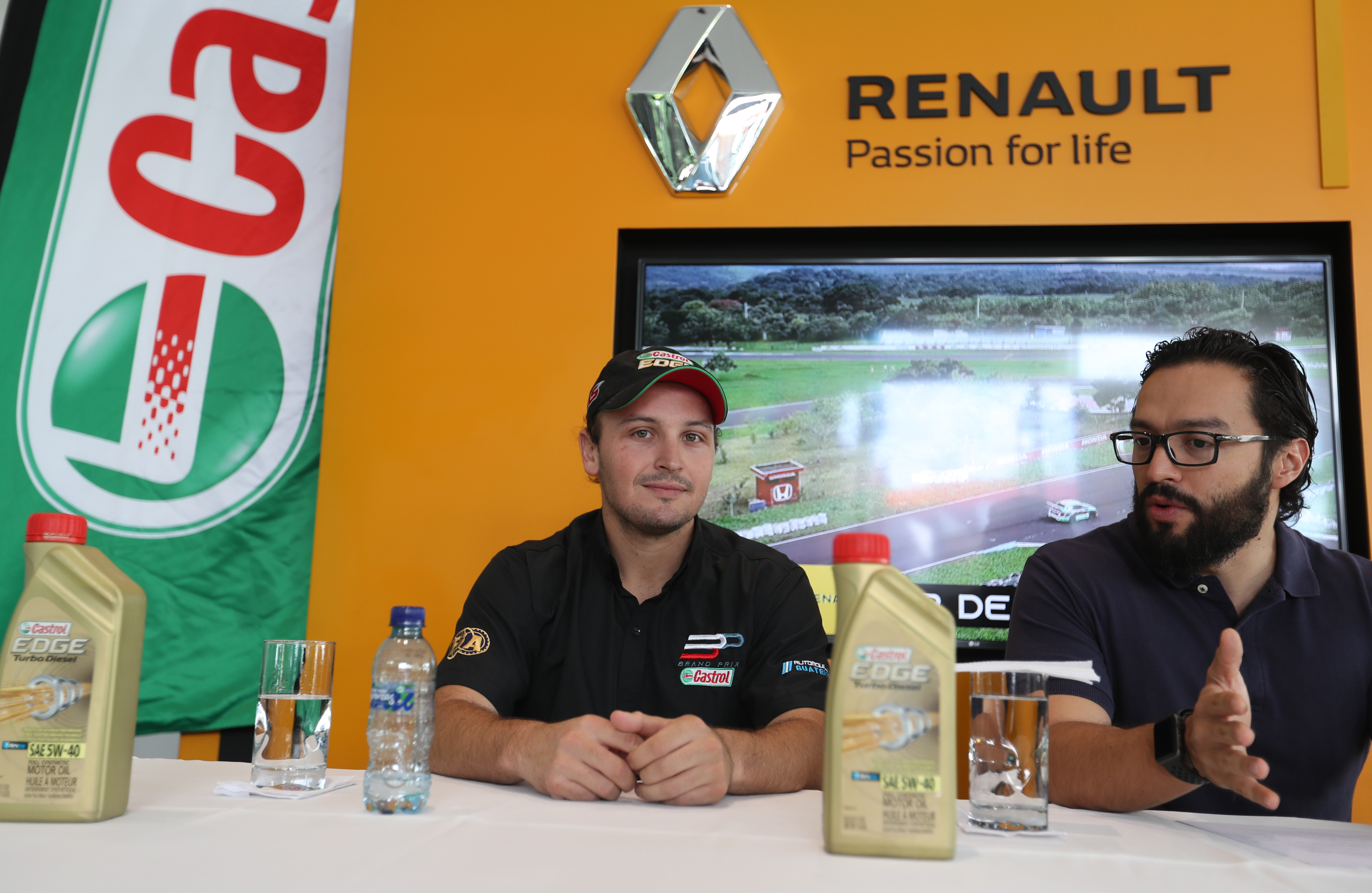 El piloto guatemalteco Andrés Lush Saravia (izquierda), durante la presentación de la segunda fecha Brand Prix. (Foto Prensa Libre: Francisco Sánchez).