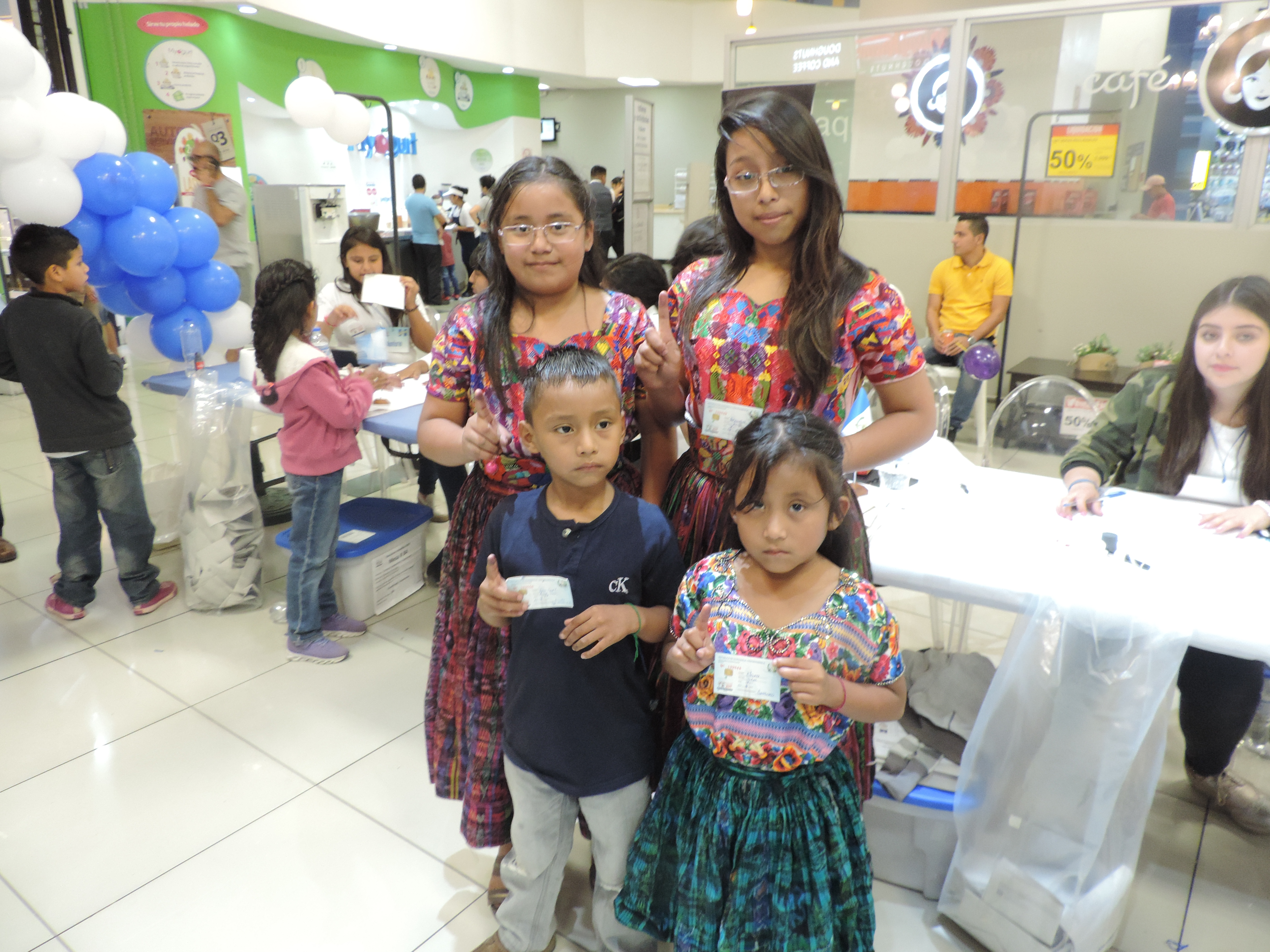 Los hermanos Xuyá  llegaron de Chinautla a emitir su voto en Cemaco del Centro Comercial Portales.  (Foto Prensa Libre: Ingrid Reyes)