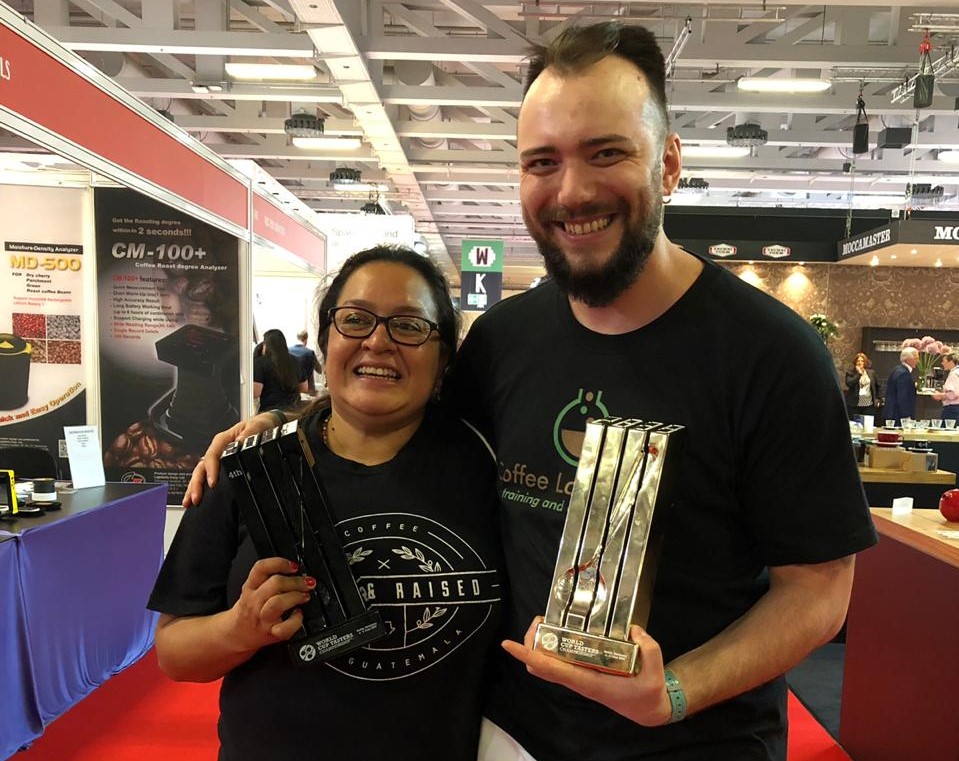 La catadora guatemalteca, Dulce Barrera, junto al irlandés Daniel Horbat, ganador de la Copa Mundial de Café 2019. (Foto Prensa Libre: cortesía)