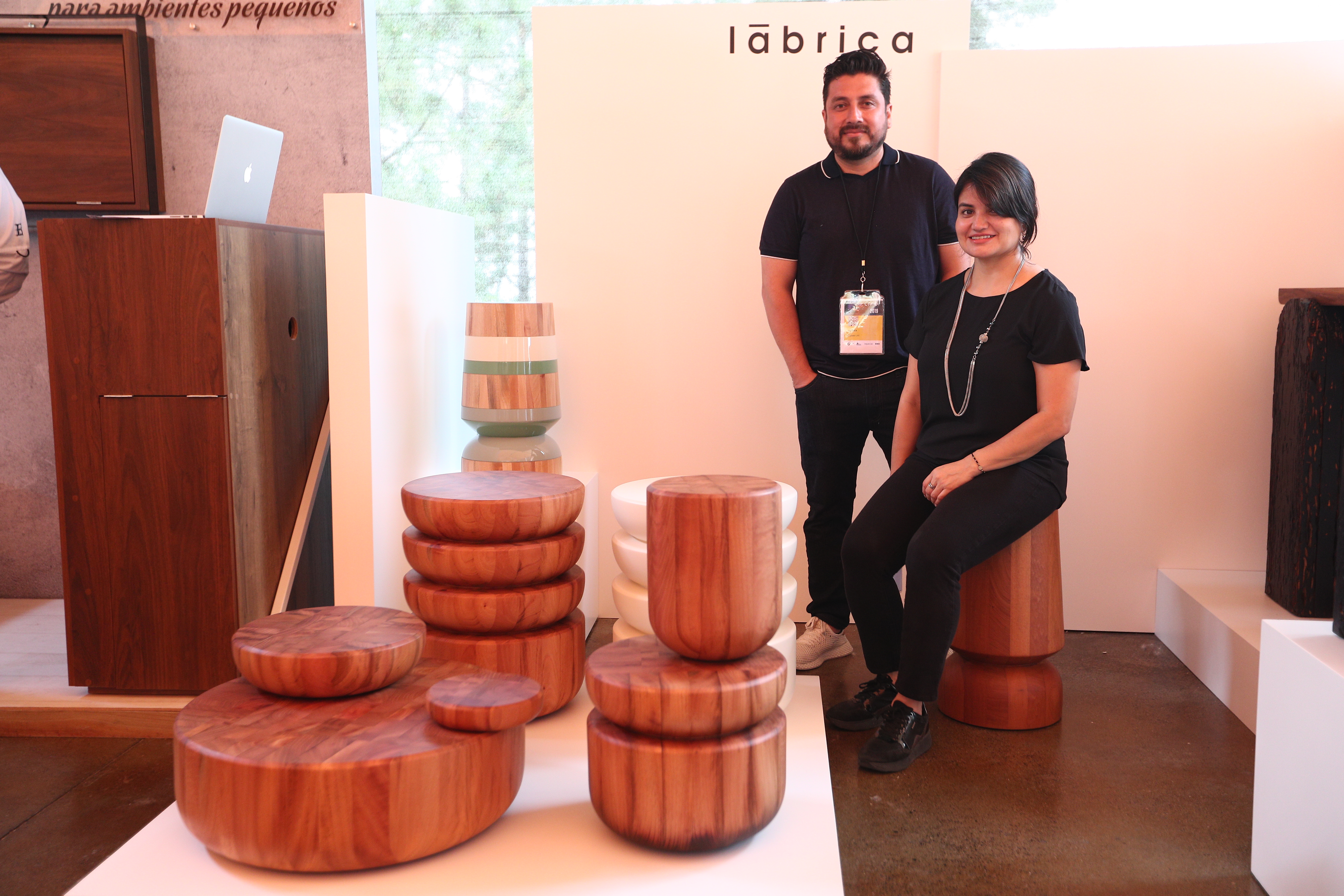 Ricardo y Lorena Velásquez cofundadores de Lábrica, muestran su colección basada en artesanías y cultura guatemaltecas como mesas simulando las piezas de barro de Chinautla y o un capirucho. (Foto, Prensa Libre: Carlos Hernández). 