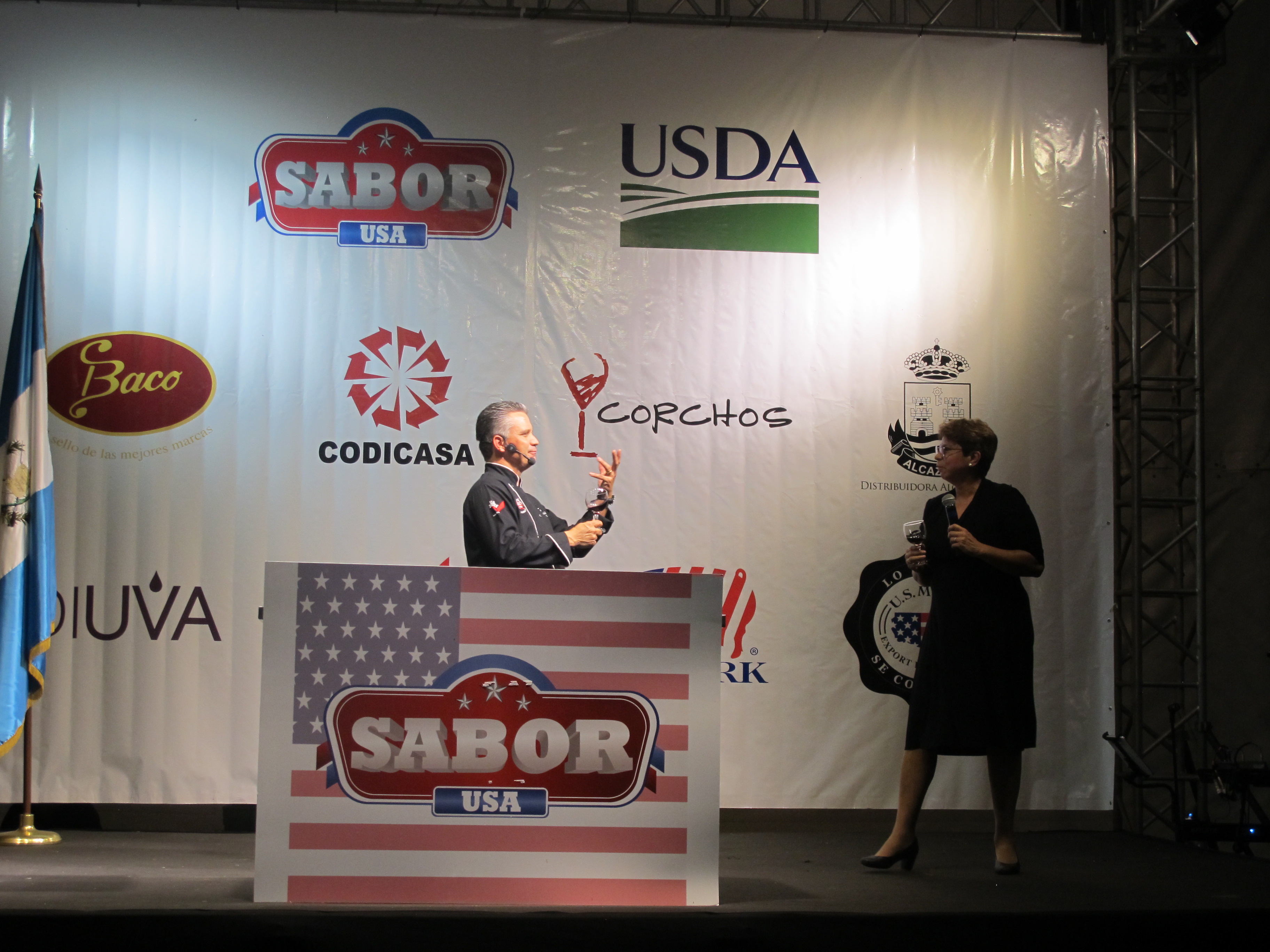 El chef Pablo Lou fue el encargado de explicar las diferentes combinaciones de carne y vinos americanos en actividad Sabor USA que se llevó a cabo en la casa del Embajador de Estados Unidos en Guatemala. (Foto Prensa Libre: Natiana Gándara)

