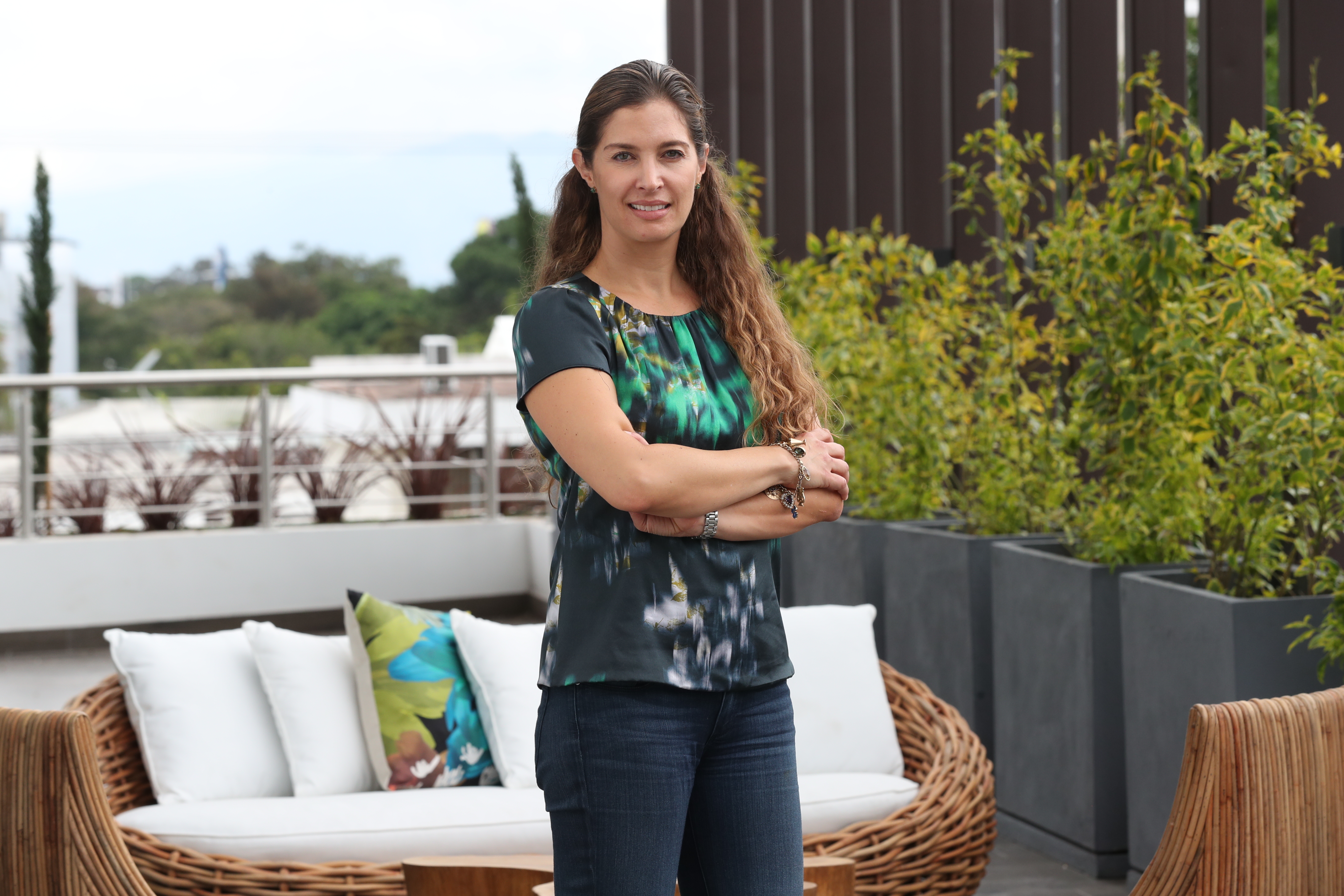 Jaqueline Sherman, directora comercial de Ubica Desarrollos, comparte su visión sobre el papel de la mujer en el mundo inmobiliario y las claves que la han llevado a escalar en una empresa familiar. (Foto Prensa Libre: Raúl Juárez)