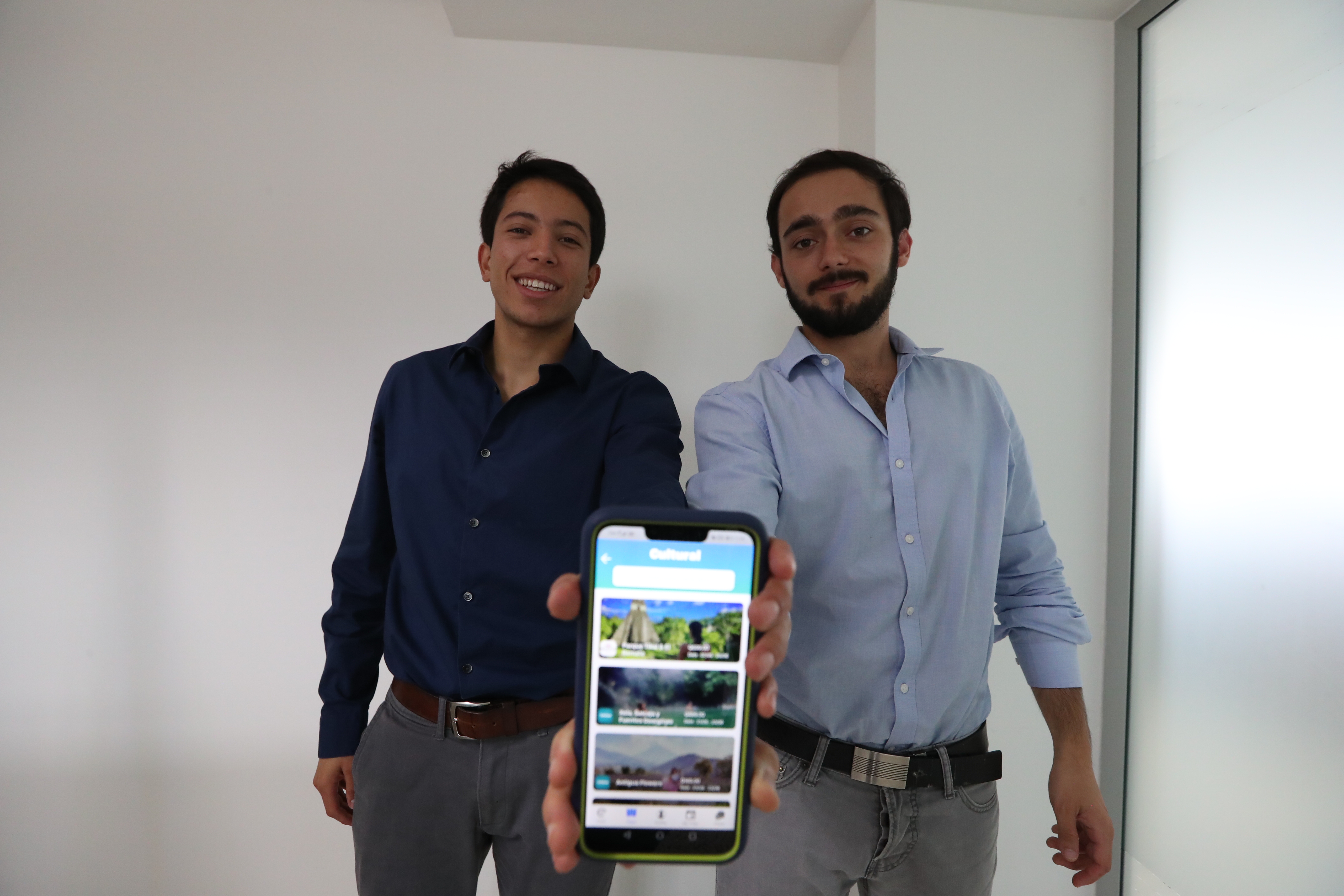 Chrstian Mayorga y Santiago Suárez son los creadores de Expedition App. (Foto Prensa Libre: Raúl Juárez)