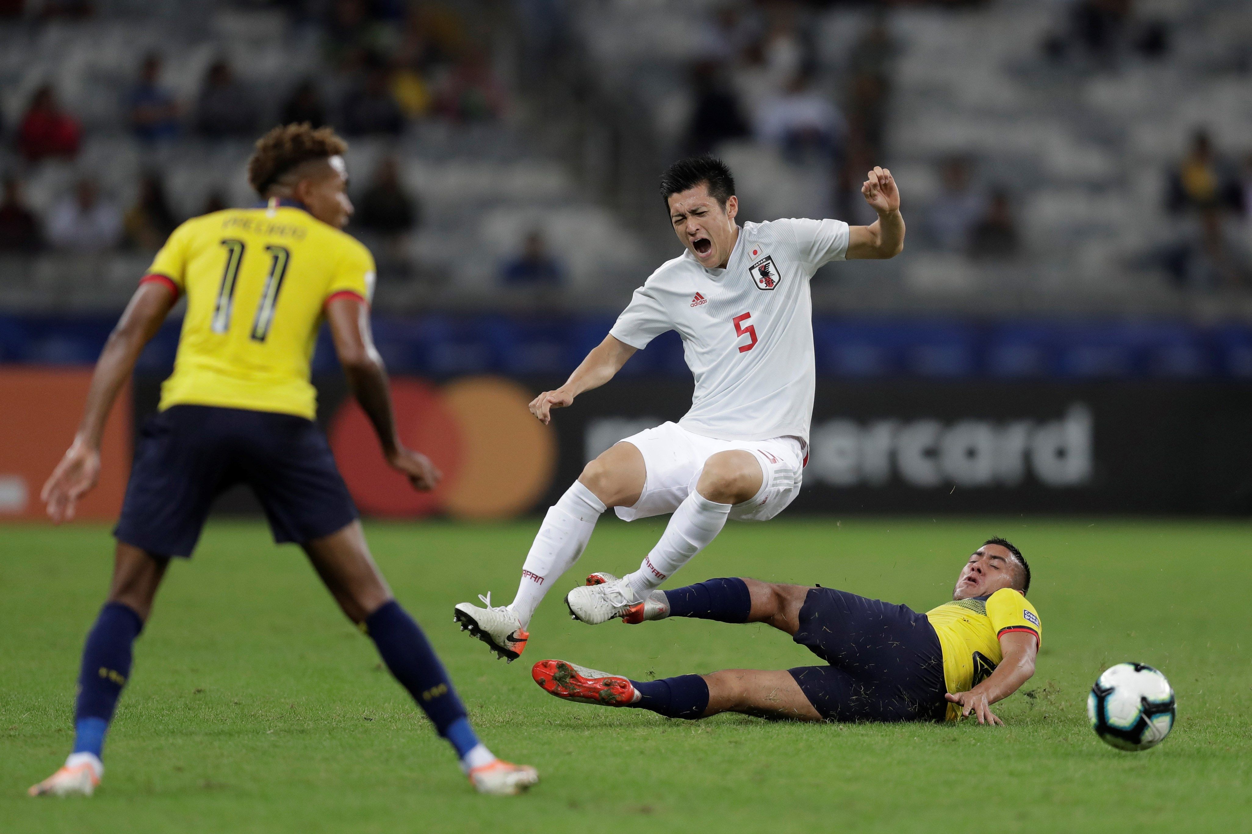 El videoarbitraje ha contribuido a prevenir escándalos en la Copa América 2019. Imagen del partido entre Ecuador y Japón. (Foto Prensa Libre: EFE). 