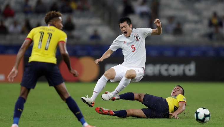 El videoarbitraje ha contribuido a prevenir escándalos en la Copa América 2019. Imagen del partido entre Ecuador y Japón. (Foto Prensa Libre: EFE). 
