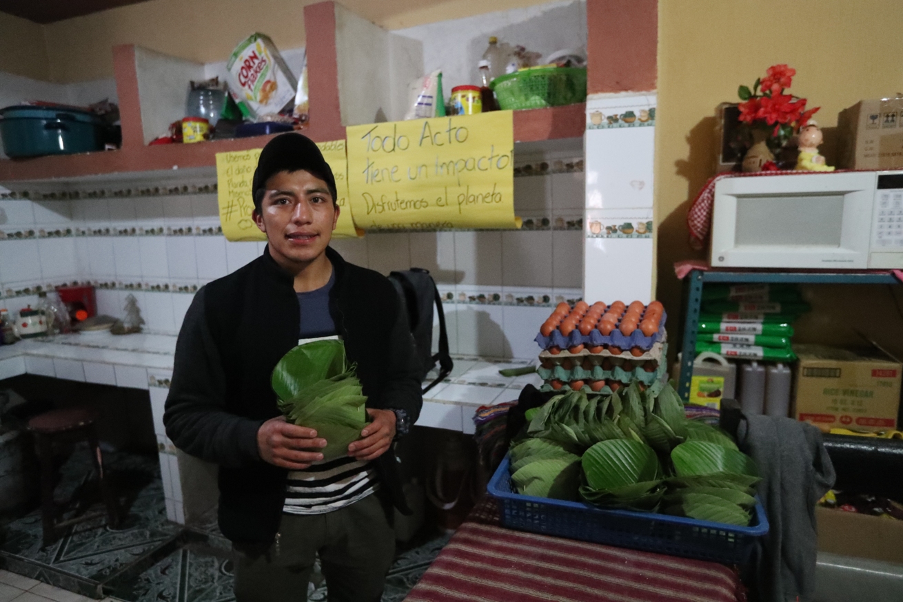 El emprendedor decidió elaborar platos de hojas de maxán para reducir el consumo de productos desechables. (Foto Prensa Libre: María Longo) 