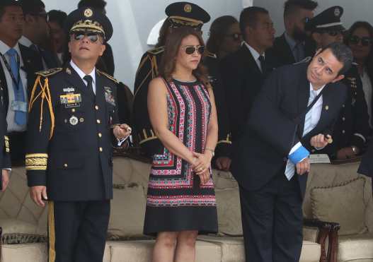 El presidente Jimmy Morales y su esposa Patricia de Morales observan el despliegue de helicópteros durante el desfile. Foto Prensa Libre: Esbin García