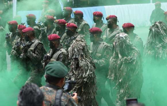 Durante la celebración las fuerzas Kaibiles lanzaron humo verde a su paso. Foto Prensa Libre: Esbin García