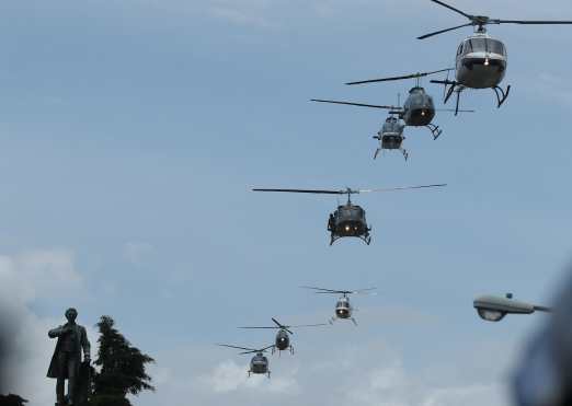 Varios helicopteros sobrevolaron el lugar donde se llevaba a cabo la celebración. Foto Prensa Libre: Esbin García